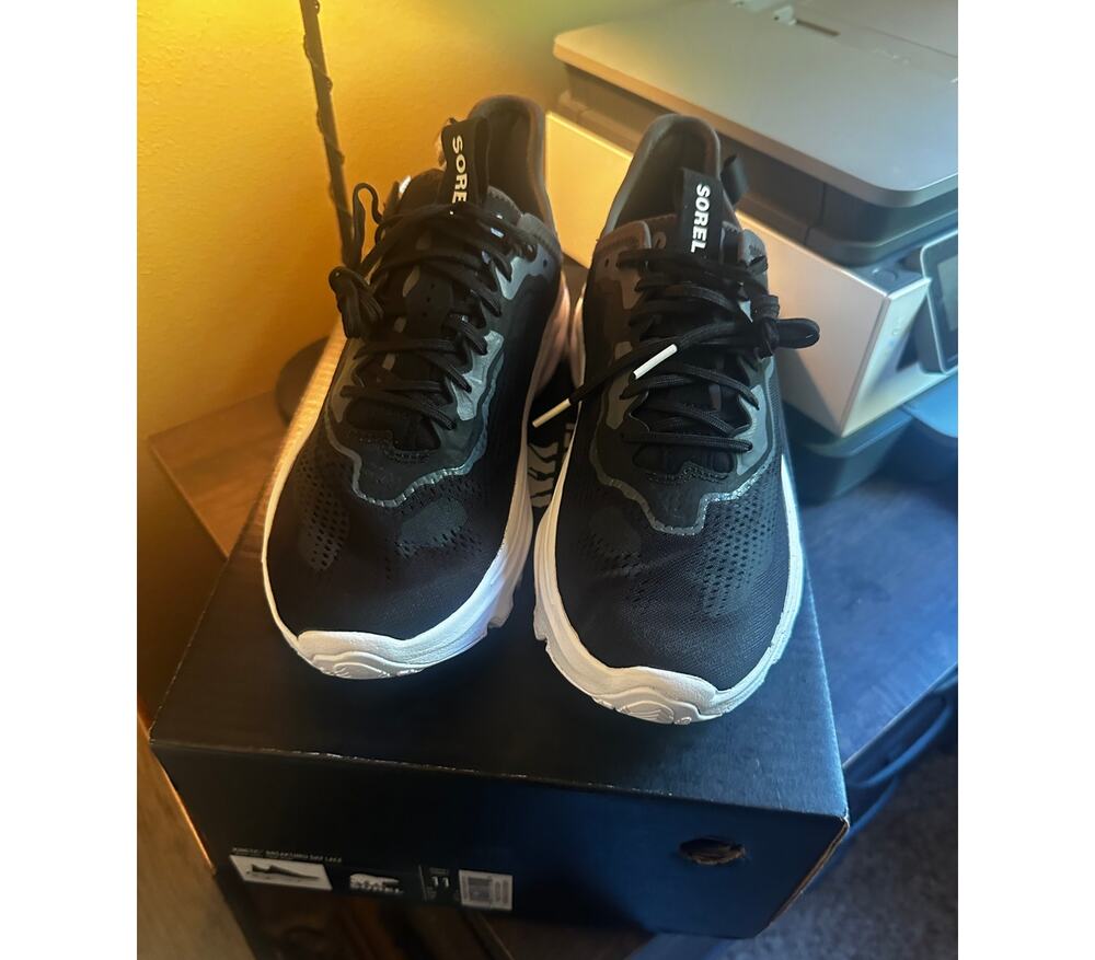 NWB SOREL KINETIC BREAKTHRU DAY LACE SNEAKERS IN BLACK; SIZE 11
